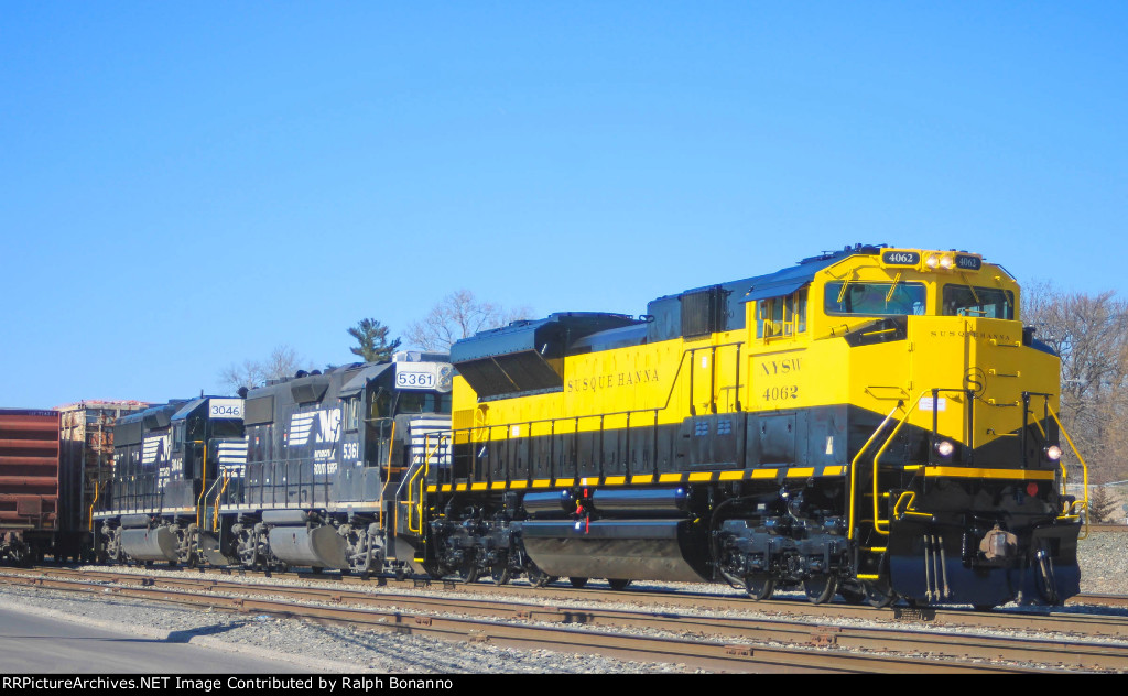 WS 1 putting its train away with frshly painted SD70M-2 4062 at Mt Vernon St